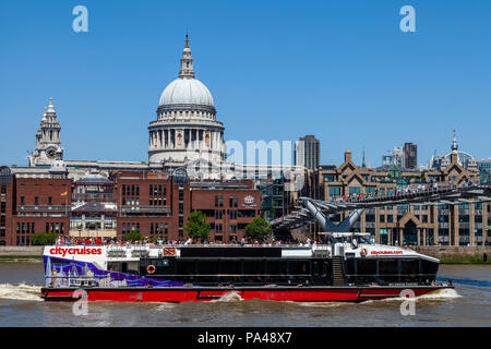 City Cruises un bateau passe sous le Millennium Bridge, Londres, Angleterre Banque D'Images