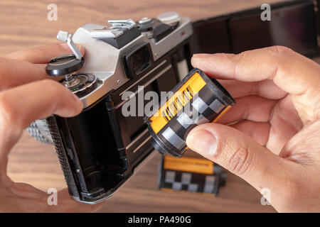 Placer un film 35mm d'un analogique caméra manuellement Banque D'Images