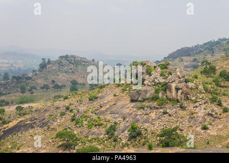 Roches massives perché au sommet d'une montagne surplombant une vue pittoresque sur le paysage, les arbres et le ciel. Banque D'Images