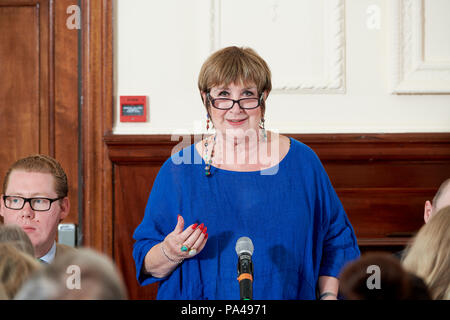 Dame Jenni Murray au déjeuner littéraire Oldie 17/07/18 ; Simpsons sur le Strand Banque D'Images