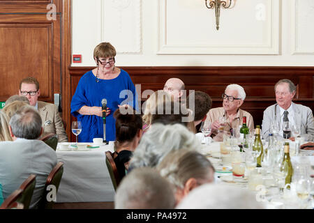 Dame Jenni Murray au déjeuner littéraire Oldie 17/07/18 ; Simpsons sur le Strand Banque D'Images