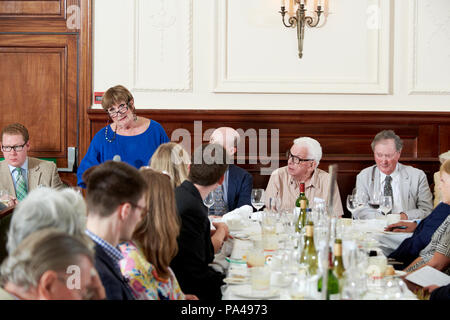 Dame Jenni Murray au déjeuner littéraire Oldie 17/07/18 ; Simpsons sur le Strand Banque D'Images