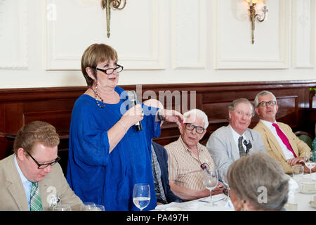 Dame Jenni Murray au déjeuner littéraire Oldie 17/07/18 ; Simpsons sur le Strand Banque D'Images