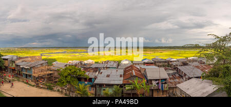 Le coucher du soleil. Vue panoramique d'une des maisons flottantes et la rivière Itaya en quartier pauvre d'Iquitos, Loreto, le Pérou. Amazon Banque D'Images