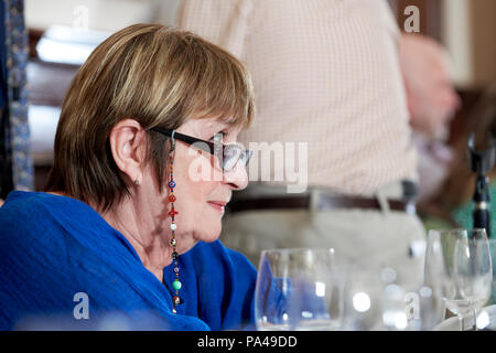 Dame Jenni Murray au déjeuner littéraire Oldie 17/07/18 ; Simpsons sur le Strand Banque D'Images