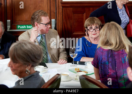 Dame Jenni Murray au déjeuner littéraire Oldie 17/07/18 ; Simpsons sur le Strand Banque D'Images