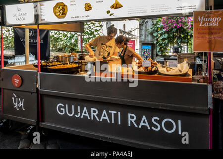 Deux travailleurs à l'Gujarati Rasoi Indian Street Food préparation pour la maintenance à la célèbre et historique Borough Market, Southwark, London, UK Banque D'Images