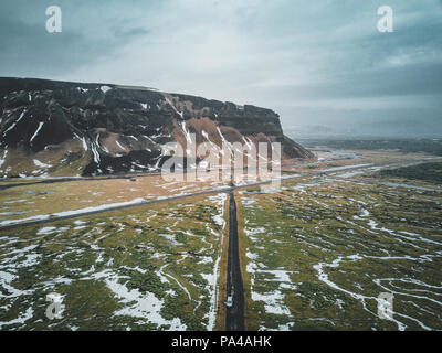 Photographie aérienne de la montagne et de périphérique en Islande avec mousse verte et de neige Banque D'Images