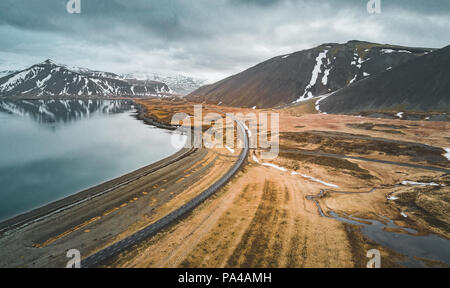 Vue aérienne de la route 1 en Islande avec pont sur la mer en péninsule de Snæfellsnes avec les nuages, l'eau et montagne en arrière-plan Banque D'Images