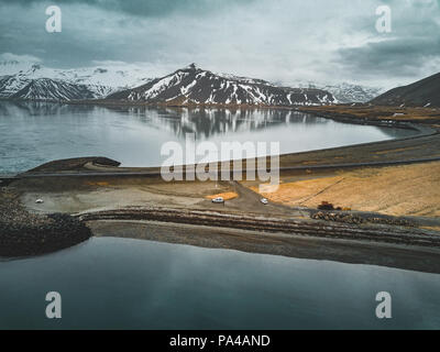 Vue aérienne de la route 1 en Islande avec pont sur la mer en péninsule de Snæfellsnes avec les nuages, l'eau et montagne en arrière-plan Banque D'Images