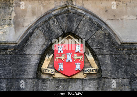 La ville de Winchester's Coat of Arms comme vu sur l'extérieur de l'édifice Guildhall, Hampshire, Angleterre. Banque D'Images