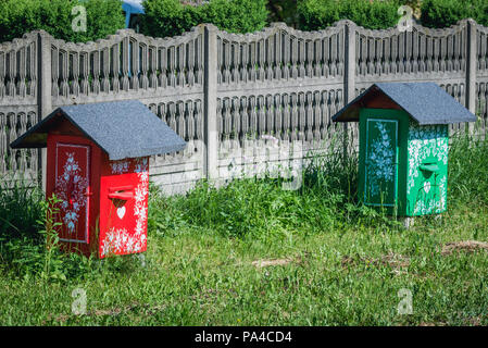 Panited ruches dans Zalipie village de Pologne, célèbre pour sa tradition locale de peintures florales initié par artiste folklorique Felicja Curylowa Banque D'Images