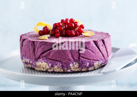 Gâteau végétalien premières de cajou et bleuets. bonbons sains. lait , de la farine et de gluten. sur une table en marbre Banque D'Images