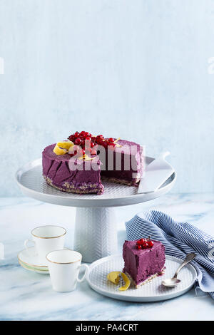 Gâteau végétalien premières de cajou et bleuets. bonbons sains. lait , de la farine et de gluten. et deux tasses de café espresso sur une table en marbre Banque D'Images