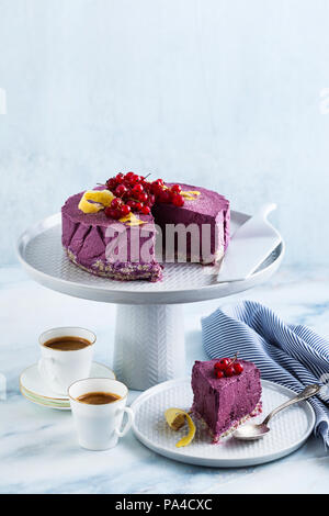 Gâteau végétalien premières de cajou et bleuets. bonbons sains. lait , de la farine et de gluten. et deux tasses de café espresso sur une table en marbre Banque D'Images