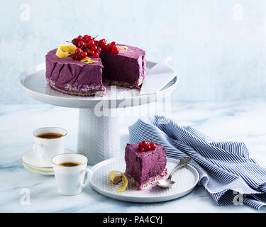 Gâteau végétalien premières de cajou et bleuets. bonbons sains. lait , de la farine et de gluten. et deux tasses de café espresso sur une table en marbre Banque D'Images