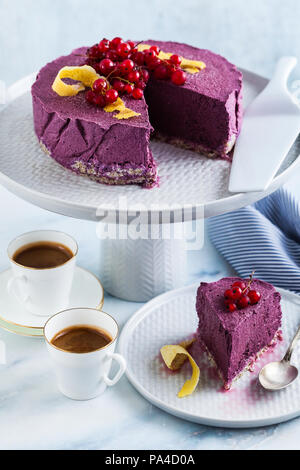 Gâteau végétalien premières de cajou et bleuets. bonbons sains. lait , de la farine et de gluten. et deux tasses de café espresso sur une table en marbre Banque D'Images