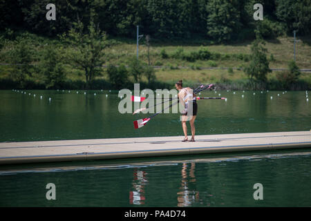 Lucerne, Suisse, 12 juillet 2018, jeudi, canadien, le Double Scull, plaçant les avirons, les lames sur le ponton. Vue générale de la Coupe du Monde de la FISA, III, Lak Banque D'Images