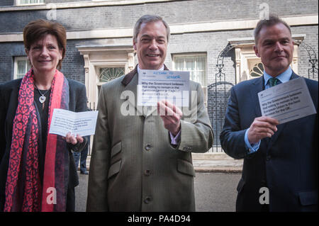 Londres, Royaume-Uni. 15 avril, 2016. Leader de l'UKIP Nigel Farage ainsi que vice-président de l'UKIP et porte-parole des Affaires Accueil Diane James GEM et Peter Whittle Banque D'Images