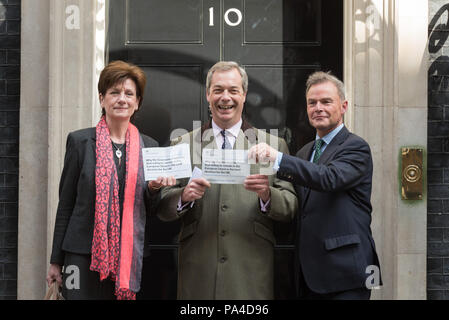 Londres, Royaume-Uni. 15 avril, 2016. Leader de l'UKIP Nigel Farage ainsi que vice-président de l'UKIP et porte-parole des Affaires Accueil Diane James GEM et Peter Whittle Banque D'Images