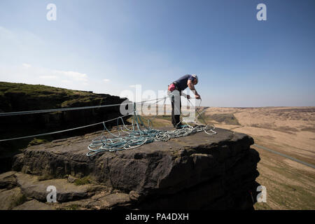 Escalade sur pierre meulière Pule Hill dans le Peak District Banque D'Images