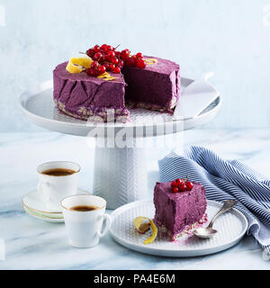 Gâteau végétalien premières de cajou et bleuets. bonbons sains. lait , de la farine et de gluten. et deux tasses de café espresso sur une table en marbre Banque D'Images