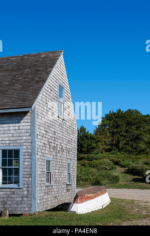 Voile et un hangar à bateaux, Chatham, Cape Cod, Massachusetts, États-Unis. Banque D'Images