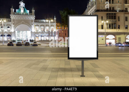 Panneau d'affichage de rue vide à la ville de nuit. Isolé avec le chemin de détourage autour de l'affichage publicitaire. Banque D'Images