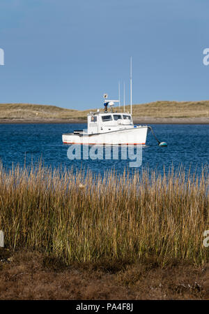 Bateau de pêche du homard dans la région de Nauset Harbour, Orleans, Cape Cod, Massachusetts, USA Banque D'Images