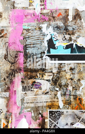 Closeup of old de news publicité conseil d'administration de l'axe pour des films publicitaires avec des morceaux de papier blanc déchiré âgées, texture pattern background Banque D'Images