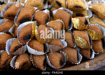 Makrout, de l'Afrique du Nord la semoule cookies remplis de pâte de dattes Banque D'Images