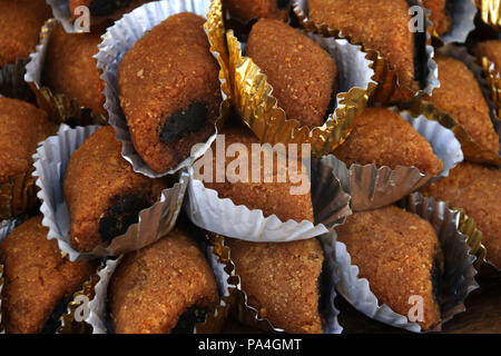 Makrout, de l'Afrique du Nord la semoule cookies remplis de pâte de dattes Banque D'Images