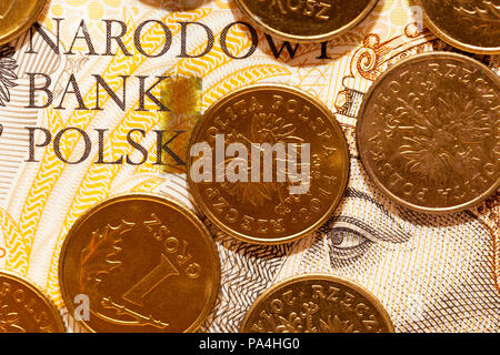Pièces métalliques de la Pologne, située sur les billets en polonais, close-up sur le dessus , illustré détails de l'argent avec la désignation internationale - PLN, Banque D'Images