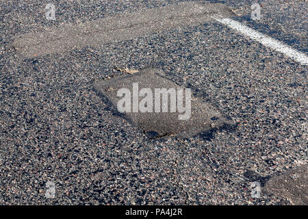 Sur route asphaltée, qui oppose ont été comblés, l'infrastructure dans la ville après les réparations, close-up Banque D'Images