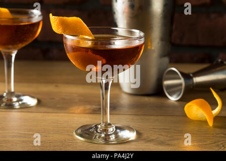 Boissons Martinez Cocktail avec Gin Vermouth et Orange Peel Banque D'Images