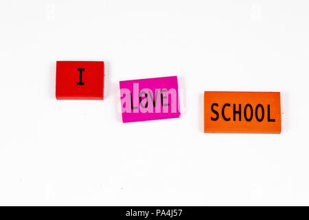La joie de la première journée d'école exprimé en blocs, J'aime l'école. Banque D'Images