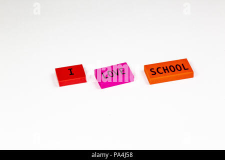 La joie de la première journée d'école exprimé en blocs, J'aime l'école. Banque D'Images