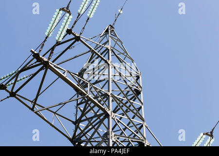 Des poteaux métalliques pour connecter les lignes électriques à haute tension, contre le ciel bleu, sur les fils d'isolateurs en verre fixe Banque D'Images