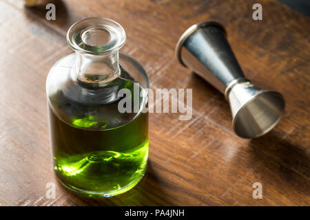 Vert Absinthe apéritif sans alcool dans une bouteille pour les Cocktails Banque D'Images