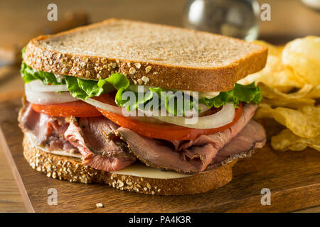 Deli Sandwich au rôti de Bœuf fait maison avec de la laitue et tomates Banque D'Images