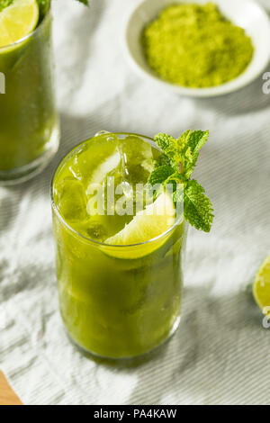 Matières organiques Vert Matcha Thé glacé au citron vert et de menthe Detox Banque D'Images