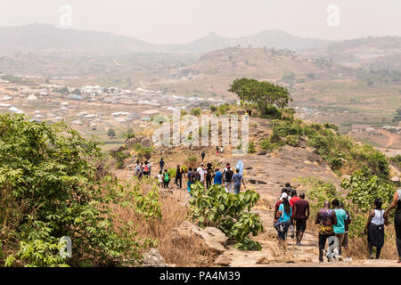 Un groupe d'hommes et de femmes vêtus de couleurs vives randonnées en montagne. Banque D'Images