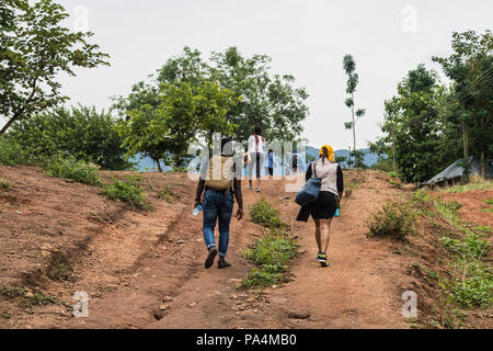 Un groupe de personnes habillées de couleurs vives randonnées en montagne. Banque D'Images