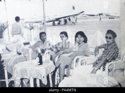 178 Mme Latief, Sukarsih Nano, Mayo, Rd Mochtar en attente d'Osman Gusmanti Dunia Film 1 Août 1954 p16 Banque D'Images
