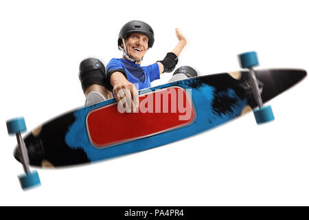 Un homme âgé portant un équipement de protection avec un saut longboard isolé sur fond blanc Banque D'Images