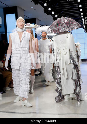 New York, États-Unis. 09 juillet, 2018. La piste de marche modèles for Trincone Printemps/Été 2019 défilé lors de NY Fashion Wweek : Men's chez Cadillac House, Manhattan Crédit : Sam Aronov/Pacific Press/Alamy Live News Banque D'Images