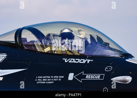 Le Capitaine Stefan 'Vador' Darte Force Aérienne Belge F-16 pilote solo en F-16 Fighting Falcon Falcon sombre au Royal International Air Tattoo RIAT 2018 Banque D'Images