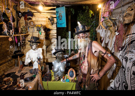 Vieux à son échoppe, Hippie de Las Dalias Market, Ibiza Banque D'Images