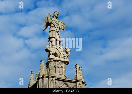 Statue de saint Georges tuant le dragon, Alnwick, Northumberland, England UK Banque D'Images