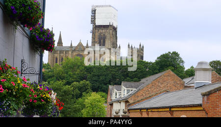 Voir à travers les arbres d'échafaudages et de bâche couvrant l'attente de travaux de restauration autour de la tour de la cathédrale de Durham Banque D'Images